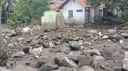 Lumpur Bercampur Batu Meluncur Deras, Rumah Warga di Flores Timur Rusak<