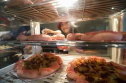 Mencicipi Pizza Penuh Warna dengan Tema Molly