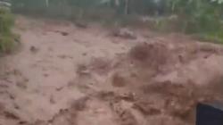 Detik-Detik Menegangkan Banjir Berlumpur dari Lereng Gunung Argopuro Meluncur Deras