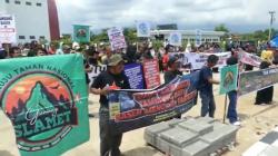 Warga Banyumas Geruduk DPRD, Tuntut Penutupan Penambangan di Lereng Gunung Slamet<