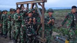 Personel TNI Bongkar Muat 24 Ton Material Jembatan Bailey di Pasaman Barat<