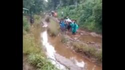 Viral Kisah Pilu di Kerinci, Puluhan Warga Tandu Jenazah Sejauh 10 Kilometer di Kerinci<