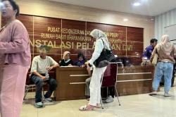 Suasana Haru di RS Polri, Keluarga Jemput Korban Kebakaran Kemayoran 