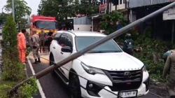 Hujan dan Angin Kencang di Surabaya, Tiang PJU Roboh Timpa Fortuner Ditumpangi Sekeluarga