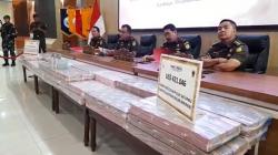 Kejati Jatim Pamerkan Tumpukan Uang Sitaan Korupsi Pelabuhan Probolinggo<