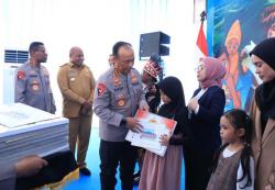 10 Anak Polisi Korban KKB Papua Diberi Tabungan Pendidikan Rp45 Juta<