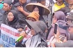 Tolak Proyek Geotermal Pangrango, Warga Demo Kantor Bupati Cianjur<