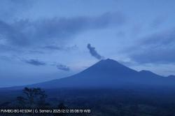Gunung Semeru Erupsi Hari ini, Kolom Abu Capai 800 Meter<