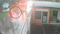 Kecelakaan Tragis di Mojokerto Terekam CCTV, Pemotor Tewas Kepala Terbentur Truk