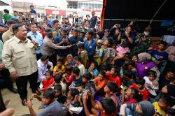 Datangi Posko Pengungsian Banjir di Aceh, Prabowo: Kita Siapkan Rencana Ganti Semua Rumah<