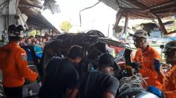Terios Ringsek Dihantam Truk di Cilacap, Evakuasi 4 Korban Tewas Berlangsung Dramatis