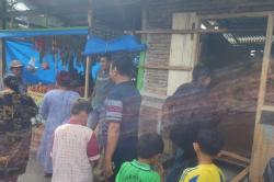 Ngeri! Pria Bersenjata Parang Mengamuk Rusak Kios di Pasar Polewali Mandar<