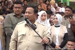 Prabowo Temui Pengungsi di Langkat, Pastikan Air Bersih dan Perbaikan Tanggul<
