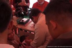 Kepedulian Prabowo di Pengungsian Langkat, Peluk Ibu-Ibu hingga Lap Anak Sakit<