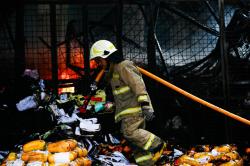 28 Ton Barang Dagangan Hangus Terbakar, Pedagang Pasar Induk Kramat Jati Rugi Rp100 Juta