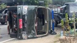 Kecelakaan di Tuban, Mobil Bawa Narapidana Terbalik<