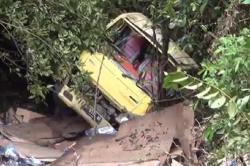 Tak Kuat Menanjak, Truk Air Mineral Terjun ke Jurang 15 Meter di Pasaman<