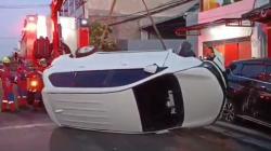 Kecelakaan di Surabaya, Daihatsu Xenia Tabrak Mitsubishi Xpander hingga Terbalik<
