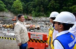 Prabowo Cek Perbaikan Jalan di Lembah Anai yang Terputus Imbas Banjir dan Longsor