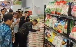 Ditegur Pusat, Wali Kota Medan Tarik Bantuan 30 Ton Beras dari UEA bagi Korban Bencana<