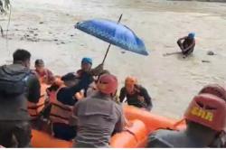 Dramatis Evakuasi 36 Warga Cidadap Sukabumi usai 3 Hari Terjebak Banjir Bandang<