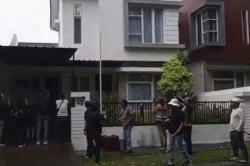 OTT Bupati Bekasi, KPK Segel Rumah Dinas Kajari di Cikarang<