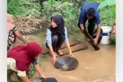 Viral! Pascabanjir di Aceh Barat, Warga Ramai-Ramai Cari Butiran Emas<