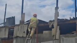 Kebakaran Mes Karyawan Rumah Makan di Jember, Warga Panik Lihat Kobaran Api<