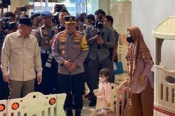Kapolri Tinjau Stasiun Pasar Senen, Bagikan Sembako hingga Mainan Anak-Anak ke Penumpang