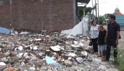 Pilu! Nenek 80 Tahun di Surabaya Diusir Ormas, Rumah Dibongkar hingga Rata Tanah<