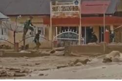 Mencekam! Banjir Bandang Terjang Agam, Prajurit TNI Naik ke Atap Selamatkan Diri