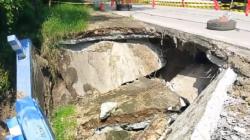 Jembatan Penghubung 3 Kabupaten di Lamongan Ambles Diguyur Hujan Deras<