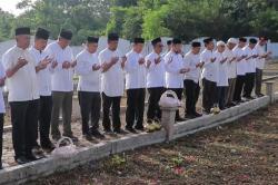 Peringatan 21 Tahun Tsunami Aceh, Ribuan Warga Ziarah ke Kuburan Massal Doakan Para Syuhada<