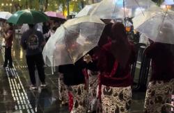Malioboro Jogja Diserbu Ribuan Wisatawan meski Diguyur Hujan<