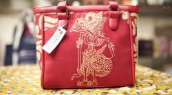 La Suntu Tastio, UMKM Binaan BRI yang Angkat Tradisi Lewat Produk Tas Tenun<