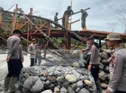 TNI-Polri Bangun Jembatan Darurat di Agam, Buka Akses ke Daerah Terisolasi<
