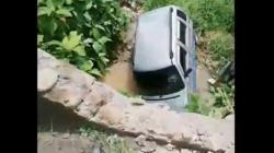 Detik-Detik Mobil Dikemudikan Emak-Emak di Jember Terjun ke Sungai Terekam CCTV<