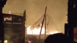 Ratusan Kios Pasar Lemahabang Cirebon Ludes Terbakar, Api Diduga akibat Sambaran Petir<