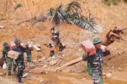 Akses Jalan Putus, Personel TNI Jalan Kaki Panggul Bantuan ke Dusun Terpencil di Tapteng<