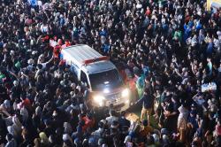 Momen Ambulans Terobos Lautan Manusia saat Perayaan Tahun Baru 2026 di Bundaran HI<