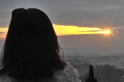 Penampakan Matahari Terbit Pertama 2026 dari Candi Borobudur, Wisatawan Antusias<