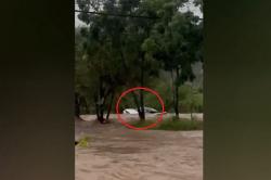 Terekam Video Mobil Hanyut Terbawa Arus di Cirebon usai Nekat Terobos Banjir<