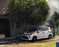 Geger! Mobil Terbakar di SMK Kosgoro 2 Sragen, Diduga akibat Korsleting Listrik<
