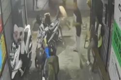 Viral! Aksi Brutal Tukang Parkir Bacok Pedagang di Bandung gegara Tak Diberi Rp10.000<