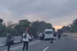 Kecelakaan Maut Minibus Tabrak Truk di Tol Semarang Solo, 1 Orang Tewas 13 Luka<