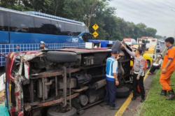 Kronologi Minibus Elf Terguling Tewaskan Sopir di Tol Padaleunyi gegara Ban Belakang Lepas<