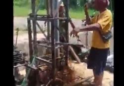Heboh! Sumur Bor di Bangkalan Keluar Minyak dan Gas, Warga Berebut Bawa Jeriken<
