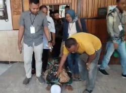 Kakek Masir Terdakwa Pencurian Burung Sujud Menangis usai Keluar Rutan Situbondo