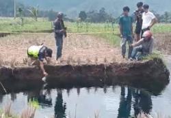Sinkhole Berair Biru di Limapuluh Kota jadi Wisata Dadakan, Warga Ambil Air untuk Obat