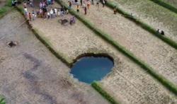 Geger Sinkhole Berair Biru di Limapuluh Kota, Warga Diminta Tak Percaya Mitos Ini<